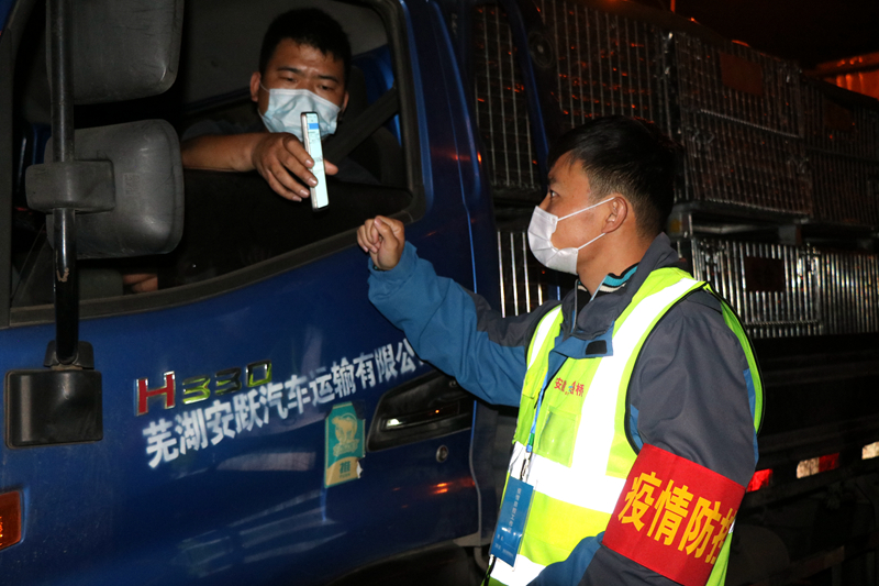 新一輪疫情發(fā)生后，安徽路橋迅速行動(dòng)，組織全體職工和勞務(wù)工人進(jìn)行全員核算檢測(cè)，筑牢疫情防控第一道防線。此外，還積極投身屬地疫情防控，踐行國(guó)企擔(dān)當(dāng)。
