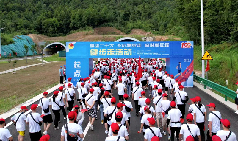 池州市團(tuán)委“喜迎二十大、奮進(jìn)新征程、永遠(yuǎn)跟黨走”健步走活動在公司G318項(xiàng)目舉行6