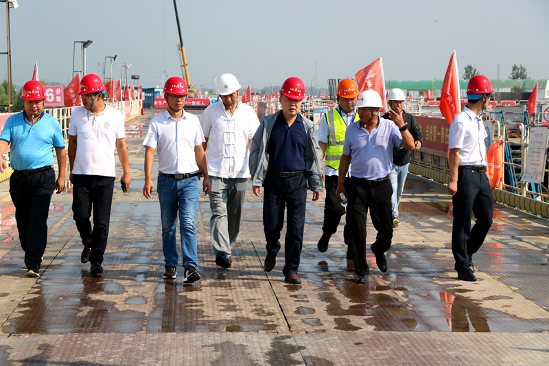 蚌埠市交通運(yùn)輸局黨委書記、局長戴勇到G206-03標(biāo)項(xiàng)目檢查指導(dǎo)工作 照片 - 副本